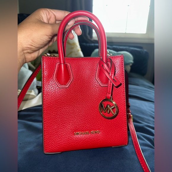 Michael Kors Red Crossbody Bag with Sleek Design - Picture 7 of 9